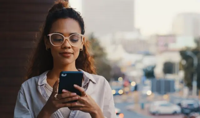 Woman_holding_a_phone_and_filling_up_an_online_phone